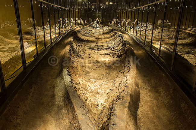 Ladby Skibet. Skibsgrav fra vikingetiden - vikingeh�vding gravlagt i sit skib med heste og hunde i vikingetiden; ; Vikingemuseet Ladby / Kerteminde; Danmark; ; sev�rdigheder; Nationalmuseet, gravh�j, vikinger, konger, h�vdinger, vikingeskibe, Ladbykongen