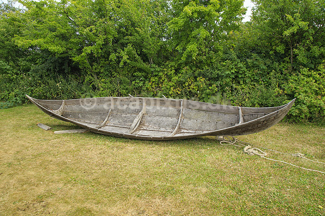 Ladby Skibet. Rekonstruktion af lille b�d fra vikingetiden ved Vikingemuseet Ladby; ; Vikingemuseet Ladby / Kerteminde; Danmark; ; sev�rdigheder; Nationalmuseet, gravh�j, vikinger, konger, h�vdinger, vikingeskibe, Ladbykongen