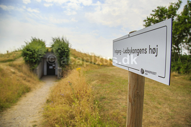 Ladby Skibet. Indgang til Ladbykongens grav - Skibsgrav fra vikingetiden - vikingeh�vding gravlagt i sit skib med heste og hunde i vikingetiden; ; Vikingemuseet Ladby / Kerteminde; Danmark; ; sev�rdigheder; Nationalmuseet, gravh�j, vikinger, konger, h�vdinger, vikingeskibe, Ladbykongen