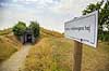 Ladby Skibet. Indgang til Ladbykongens grav - Skibsgrav fra vikingetiden - vikingeh�vding gravlagt i sit skib med heste og hunde i vikingetiden  Vikingemuseet Ladby / Kerteminde Danmark  sev�rdigheder Nationalmuseet, gravh�j, vikinger, konger, h�vdinger, vikingeskibe, Ladbykongen