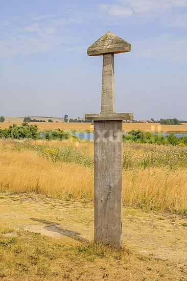 Ladby Skibet. Stort tr�sv�rd stukket i jorden som skulptur ved Vikingemuseet Ladby; ; Vikingemuseet Ladby / Kerteminde; Danmark; ; sev�rdigheder; Nationalmuseet, gravh�j, vikinger, konger, h�vdinger, vikingeskibe, Ladbykongen