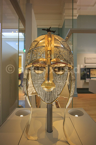 Sutton Hoo helmet. Rekonstruktion af Sutton Hoo helmet p� The British Museum i London. Anglo-Saxisk hj�lm begravet ved Sutton Hoo skibsgrav ca 625 generelt associeret King R�dwald of East Anglia; ; The British Museum / London; England; ; sev�rdigheder; Museumer