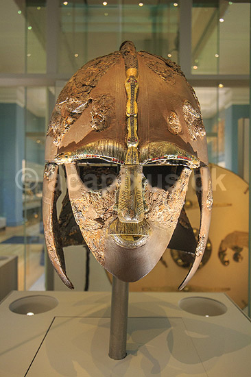 Sutton Hoo helmet. Sutton Hoo helmet p� The British Museum i London. Anglo-Saxisk hj�lm begravet ved Sutton Hoo skibsgrav ca 625 generelt associeret King R�dwald of East Anglia; ; The British Museum / London; England; ; sev�rdigheder; Museumer