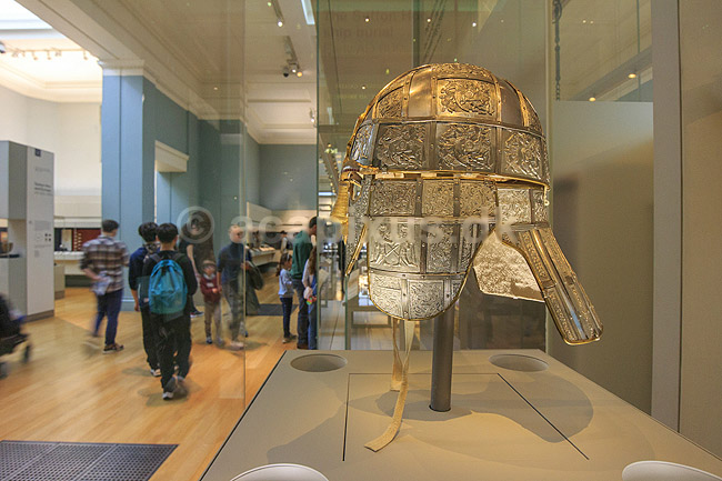 Sutton Hoo helmet. Rekonstruktion af Sutton Hoo helmet p� The British Museum i London. Anglo-Saxisk hj�lm begravet ved Sutton Hoo skibsgrav ca 625 generelt associeret King R�dwald of East Anglia; ; The British Museum / London; England; ; sev�rdigheder; Museumer