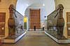 British Museum. Human-headed som flakerede en indgang til det kongelige palads af King Ashurnasirpal II (883�859 BC) i Nimrud. Bagers replicas af store bronze ports af Shalmaneser III (858�824 BC) fra Balawat  The British Museum / London England  sev�rdigheder ark�ologi, Assyrien, Iraq, Irak