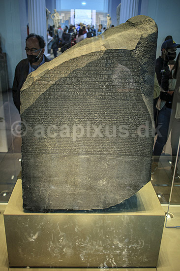 Rosettestenen. Rosatta stenens inskriptioner med 3 skriftstyper, egyptiske hieroglyffer, egyptisk demotisk og gr�sk, muliggjorde tydning af de egyptiske hieroglyffer; ; The British Museum / London; England; ; sev�rdigheder; Rosetta stone, Rachid, Rosettastenen, Decifreret af Thomas Young og Jean-Fran�ois Champollion, sprog, skriftstegn