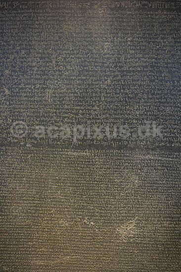 Rosettestenen. Rosatta stenens inskriptioner med 3 skriftstyper, egyptiske hieroglyffer, egyptisk demotisk og gr�sk, muliggjorde tydning af de egyptiske hieroglyffer; ; The British Museum / London; England; ; sev�rdigheder; Rosetta stone, Rachid, Rosettastenen, Decifreret af Thomas Young og Jean-Fran�ois Champollion, sprog, skriftstegn