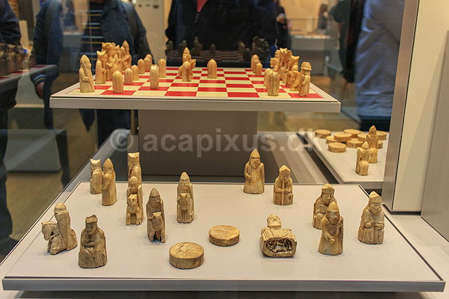 Lewis chessmen. Lewis chessmen er flere s�t middelalderlige skakbrikker fundet p� Ydre Hebrider i 1831, formodentligt sk�ret i Norge i 1100 tallet, udstillet p� British Museum; ; The British Museum / London; England; ; sev�rdigheder; Skak, br�tspil