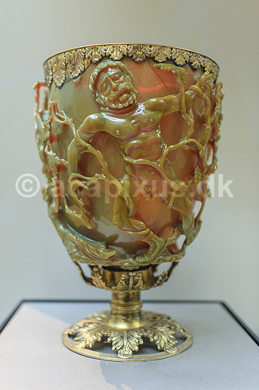 The Lycurgus Cup. The Lycurgus Cup er en Romersk vase fra 4e �rhundrede fremstillat af dichroic glas, som har forskellig farve afh�ngig af lyset; ; The British Museum / London; England; ; sev�rdigheder; Farver, materialer, Romerriget