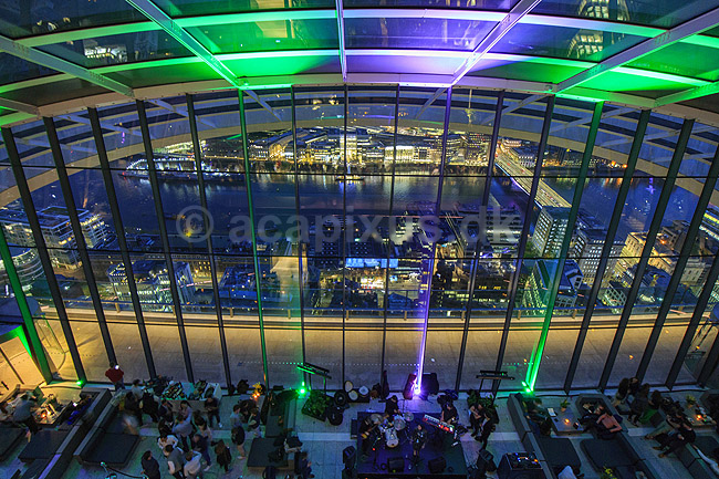 Sky Garden i London. Udsigt over Themsen og London fra Sky Garden p� toppen af The Fenchurch Building (The Walkie-Talkie) i London; ; Sky Garden / London; England; ; sev�rdigheder; barer, bar, restaurant, restauranter