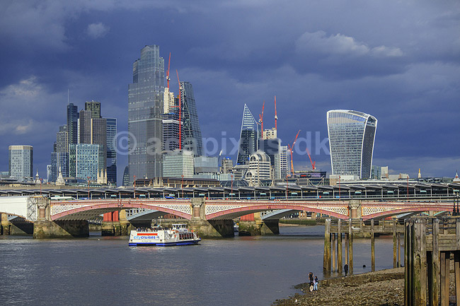 London skyline. City of London skyline med byggekraner bag Blackfriars Bridge og med Themsen i forggrunden. Th The Fenchurch Building (The Walkie-Talkie); ; London; England; ; ; Skyskrabere, storbyer, hovedsad, hovedst�der