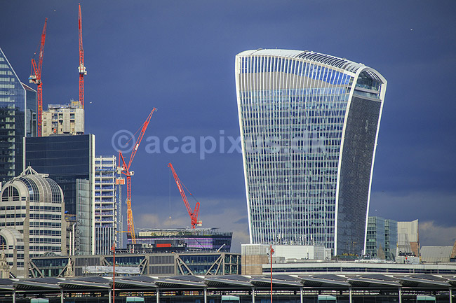 London skyline. City of London skyline med byggekraner bag Blackfriars Bridge og med Themsen i forggrunden. Th The Fenchurch Building (The Walkie-Talkie); ; London; England; ; ; Skyskrabere, storbyer, hovedsad, hovedst�der