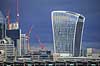 London skyline. City of London skyline med byggekraner bag Blackfriars Bridge og med Themsen i forggrunden. Th The Fenchurch Building (The Walkie-Talkie)  London England   Skyskrabere, storbyer, hovedsad, hovedst�der