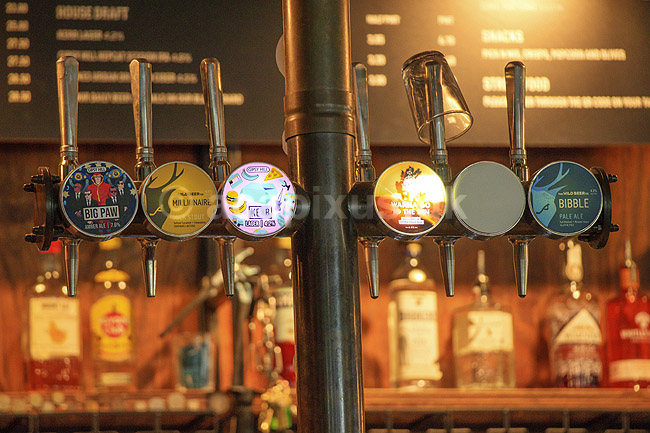 Fad�l. Fad�lshaner p� bar i London; ; London; England; ; ; Drikkevarer, �l, Pale ale, Amber ale, lager�l, stout, alkohol, barliv, g� i byen