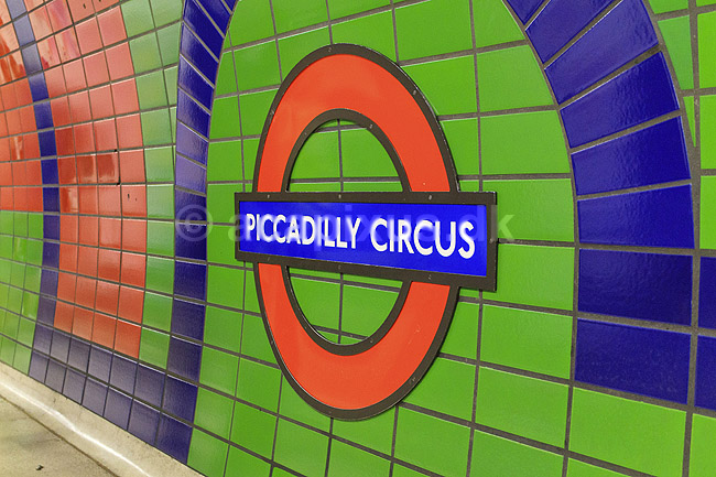 Piccadilly Circus. Stations skilt p� Piccadilly Circus stationen i London Underground; ; London; England; ; ; Transport, undergrundsbaner, The Tube, subway, metro