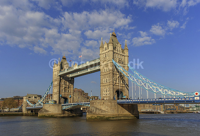 Tower Bridge. Tower Bridge over Themsen i London; ; London; England; ; ; Broer Themsen River Thames Sev�rdigheder