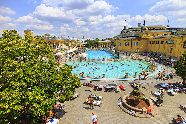 Szechenyi thermiske bade. Szechenyi Thermal Bath p� Pest-siden ad Donaufloden i Budapest; ; Szechenyi thermiske bade / Budapest; Ungarn; ; sev�rdigheder; Szechenyi Gyogyfurdo es Uszoda, swimmingpool, badeferie, badning, sv�mning