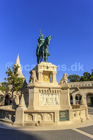 Kong Stephan. Statue af Kong Stefan (977-1038) til hest ved Fiskerbastionen p� Borgh�jen p� den vestlige Buda-side af Donaufloden i Budapest; ; Fiskerbastionen / Budapest; Ungarn; ; sev�rdigheder; Stepanus Rex
