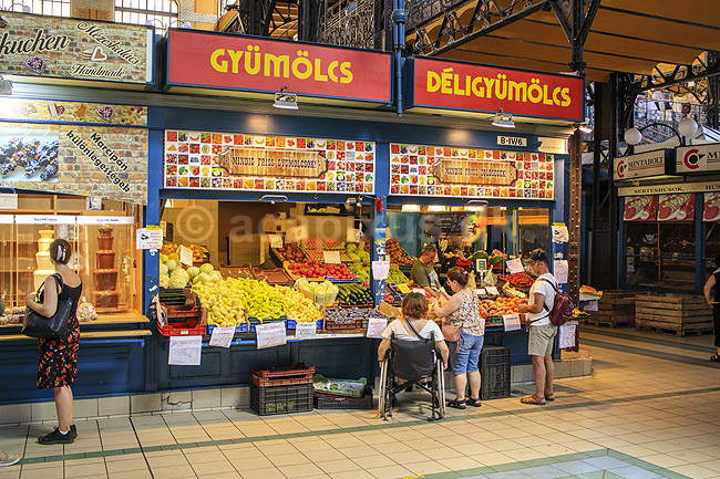 Budapest Marked. Det store overd�kkede marked, Central Market Hall, Nagy Vasarcsarnok eller Nagycsarnok, i Budapest; ; Nagy Vasarcsarnok / Budapest; Ungarn; ; sev�rdigheder; Markeder, handel, gr�ntsager, torvehandel