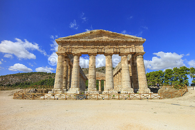 Segesta Templet. Temple of Segesta er et Dorisk tempel p� Sicilien i Trapani provinsen. Segesta er us�dvanligt velbevaret og tilsyneladende aldrig f�rdigbygget. Bygget ca 420 fkf; ; Segesta / Sicilien; Italien; ; sev�rdigheder; Templer, s�jler