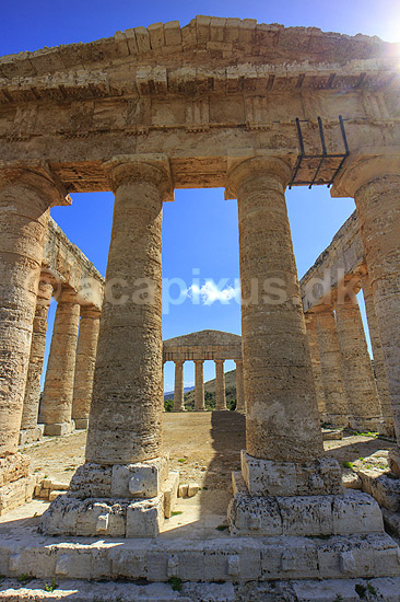 Segesta Templet. Temple of Segesta er et Dorisk tempel p� Sicilien i Trapani provinsen. Segesta er us�dvanligt velbevaret og tilsyneladende aldrig f�rdigbygget. Bygget ca 420 fkf; ; Segesta / Sicilien; Italien; ; sev�rdigheder; Templer, s�jler