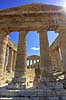 Segesta Templet. Temple of Segesta er et Dorisk tempel p� Sicilien i Trapani provinsen. Segesta er us�dvanligt velbevaret og tilsyneladende aldrig f�rdigbygget. Bygget ca 420 fkf  Segesta / Sicilien Italien  sev�rdigheder Templer, s�jler