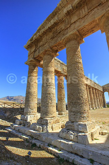 Segesta Templet. Temple of Segesta er et Dorisk tempel p� Sicilien i Trapani provinsen. Segesta er us�dvanligt velbevaret og tilsyneladende aldrig f�rdigbygget. Bygget ca 420 fkf; ; Segesta / Sicilien; Italien; ; sev�rdigheder; Templer, s�jler