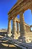 Segesta Templet. Temple of Segesta er et Dorisk tempel p� Sicilien i Trapani provinsen. Segesta er us�dvanligt velbevaret og tilsyneladende aldrig f�rdigbygget. Bygget ca 420 fkf  Segesta / Sicilien Italien  sev�rdigheder Templer, s�jler