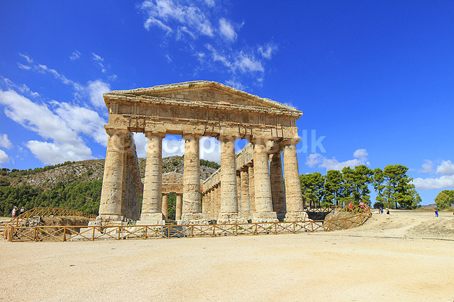 Segesta Templet. Temple of Segesta er et Dorisk tempel p� Sicilien i Trapani provinsen. Segesta er us�dvanligt velbevaret og tilsyneladende aldrig f�rdigbygget. Bygget ca 420 fkf; ; Segesta / Sicilien; Italien; ; sev�rdigheder; Templer, s�jler