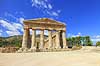 Segesta Templet. Temple of Segesta er et Dorisk tempel p� Sicilien i Trapani provinsen. Segesta er us�dvanligt velbevaret og tilsyneladende aldrig f�rdigbygget. Bygget ca 420 fkf  Segesta / Sicilien Italien  sev�rdigheder Templer, s�jler