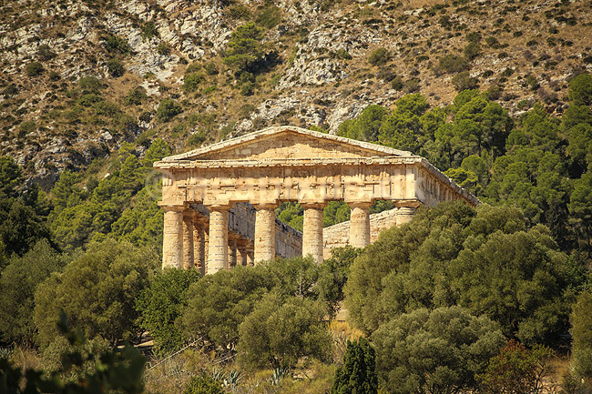 Segesta Templet. Temple of Segesta er et Dorisk tempel p� Sicilien i Trapani provinsen. Segesta er us�dvanligt velbevaret og tilsyneladende aldrig f�rdigbygget. Bygget ca 420 fkf; ; Segesta / Sicilien; Italien; ; sev�rdigheder; Templer, s�jler