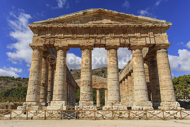 Segesta Templet. Temple of Segesta er et Dorisk tempel p� Sicilien i Trapani provinsen. Segesta er us�dvanligt velbevaret og tilsyneladende aldrig f�rdigbygget. Bygget ca 420 fkf; ; Segesta / Sicilien; Italien; ; sev�rdigheder; Templer, s�jler