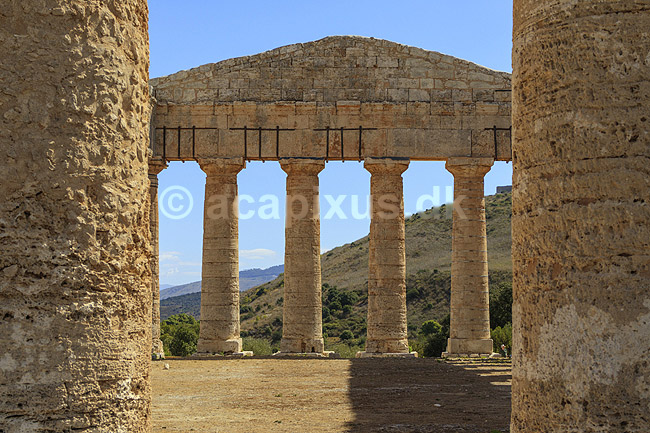 Segesta Templet. Temple of Segesta er et Dorisk tempel p� Sicilien i Trapani provinsen. Segesta er us�dvanligt velbevaret og tilsyneladende aldrig f�rdigbygget. Bygget ca 420 fkf; ; Segesta / Sicilien; Italien; ; sev�rdigheder; Templer, s�jler