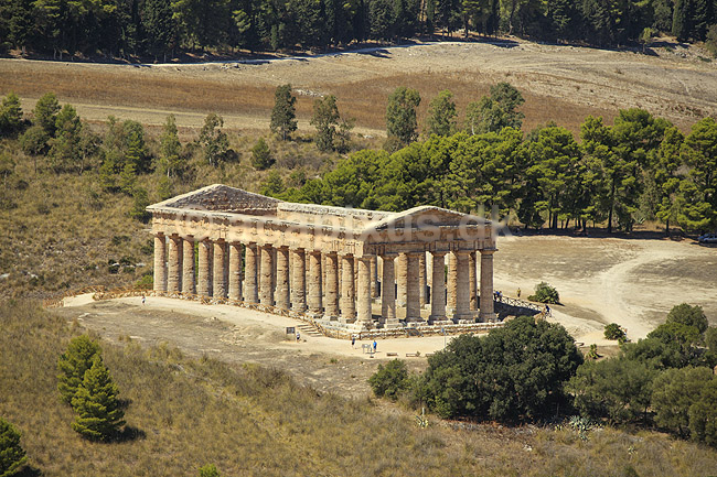 Segesta Templet. Temple of Segesta er et Dorisk tempel p� Sicilien i Trapani provinsen. Segesta er us�dvanligt velbevaret og tilsyneladende aldrig f�rdigbygget. Bygget ca 420 fkf; ; Segesta / Sicilien; Italien; ; sev�rdigheder; Templer, s�jler