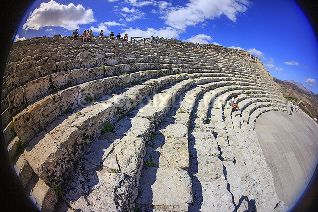 Segesta Teateret. Gr�sk amphiteater p� toppen af Monte Barbaro ved Segesta i Trapani provinsen; ; Segesta / Sicilien; Italien; ; sev�rdigheder; Teatre, amfiteater