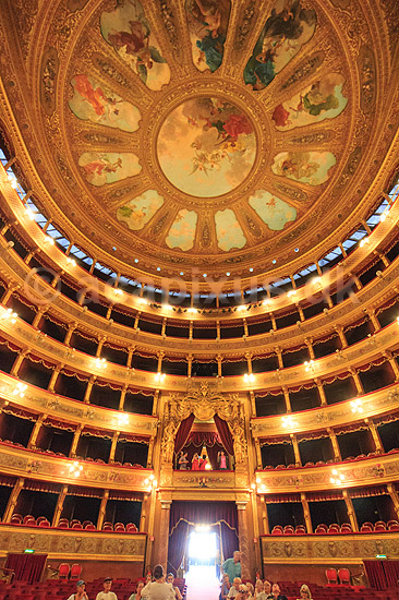 Massimo Teatret. Teatersalen i Massimo Theater, Teatro Massimo i Palermo; ; Palermo; Italien; ; sev�rdigheder; Sicilien, skuespilhus, skuespil, teater, teaterscene