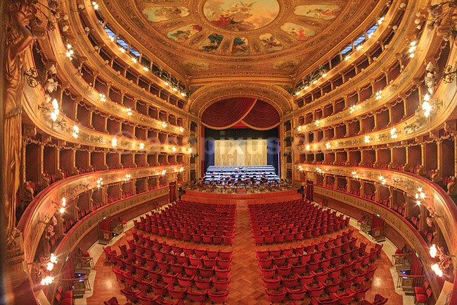 Massimo Teatret. Teatersalen i Massimo Theater, Teatro Massimo i Palermo; ; Palermo; Italien; ; sev�rdigheder; Sicilien, skuespilhus, skuespil, teater, teaterscene