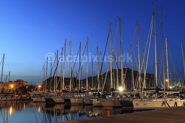 Lystb�dehavn. Sejlb�de i havnen i Palermo i aftenskumring; ; Palermo / Sicilien; Italien; ; ; Sejlb�d, master, havn, ankerplads