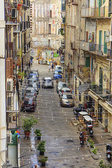 Palermo. Via dei Cassari gaden i Palermo transformeres til livlig udend�rs restaurant og musik gade om aftenen; ; Palermo / Sicilien; Italien; ; ; Byer, byliv, gader