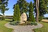 Den Hvide Hest. Mindesten over hesten Malgre Tout, som bar Kong Christian X over gr�nsen i 1920 med p�skriften : Den Hvide Hest - Jeg Kongen bar over gr�nsen hen da S�nderjylland blev dansk igen - 10 Juni 1920  Visborggaard / Hadsund Danmark  sev�rdigheder Heste, ridning, genforeningen