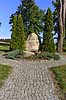 Den Hvide Hest. Mindesten over hesten Malgre Tout, som bar Kong Christian X over gr�nsen i 1920 med p�skriften : Den Hvide Hest - Jeg Kongen bar over gr�nsen hen da S�nderjylland blev dansk igen - 10 Juni 1920  Visborggaard / Hadsund Danmark  sev�rdigheder Heste, ridning, genforeningen