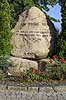 Den Hvide Hest. Mindesten over hesten Malgre Tout, som bar Kong Christian X over gr�nsen i 1920 med p�skriften : Den Hvide Hest - Jeg Kongen bar over gr�nsen hen da S�nderjylland blev dansk igen - 10 Juni 1920  Visborggaard / Hadsund Danmark  sev�rdigheder Heste, ridning, genforeningen