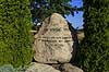 Den Hvide Hest. Mindesten over hesten Malgre Tout, som bar Kong Christian X over gr�nsen i 1920 med p�skriften : Den Hvide Hest - Jeg Kongen bar over gr�nsen hen da S�nderjylland blev dansk igen - 10 Juni 1920  Visborggaard / Hadsund Danmark  sev�rdigheder Heste, ridning, genforeningen