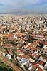 Athen. Udsigt over Athen med sned�kkede bjerge i horisonten set fra Akropolis. I forgrunden bydelene Anafiotika, Plaka og Monastiraki  Akropolis / Athen Gr�kenland  Sev�rdigheder Hovedstad, hovedst�der, storbyer, Hellas, Acropolis