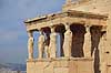 Akropolis. Erechtheion templet (Temple of Athena Polias) p� Akropolis med Korehallen, ogs� kaldet karyatidehallen, med de seks korer eller karyatider  Akropolis / Athen Gr�kenland  Sev�rdigheder Hellas, Acropolis, templer