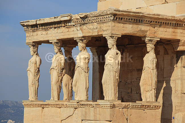 Akropolis. Erechtheion templet (Temple of Athena Polias) p� Akropolis med Korehallen, ogs� kaldet karyatidehallen, med de seks korer eller karyatider; ; Akropolis / Athen; Gr�kenland; ; Sev�rdigheder; Hellas, Acropolis, templer