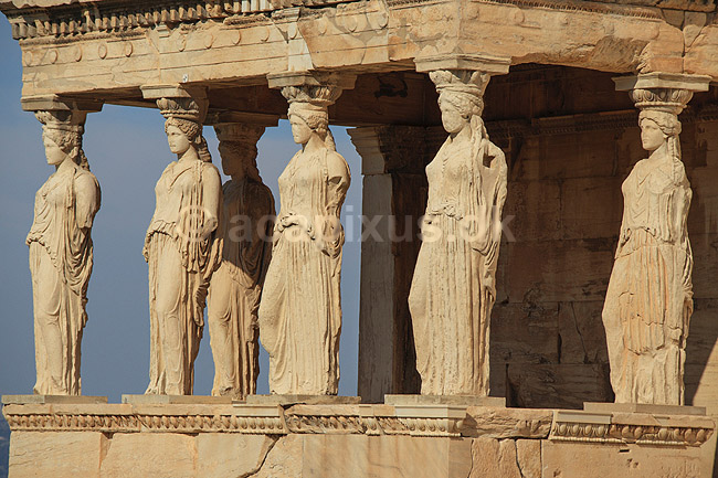 Akropolis. Erechtheion templet (Temple of Athena Polias) p� Akropolis med Korehallen, ogs� kaldet karyatidehallen, med de seks korer eller karyatider; ; Akropolis / Athen; Gr�kenland; ; Sev�rdigheder; Hellas, Acropolis, templer