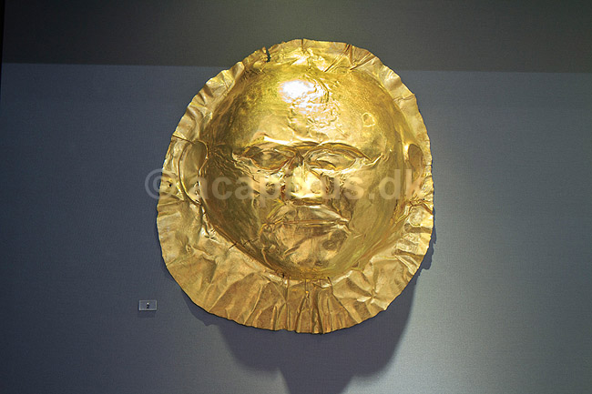 Mykensk d�dsmaske. Guld begravelses d�dsmaske fra grav cirkle A i Mykene udstillet Ark�ologisk Museum i Athen; ; Nationalark�ologisk Museum / Athen; Gr�kenland; ; Sev�rdigheder; Hellas, ark�ologi, historie, museum, udstillinger, Mycenae, 1600-1500 BC.