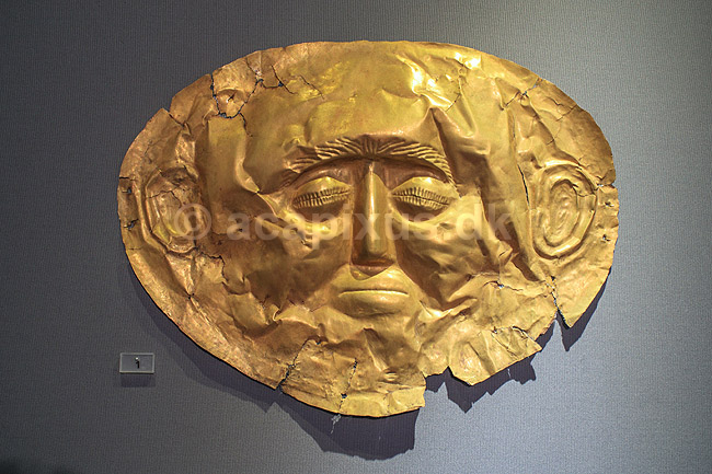 Mykensk d�dsmaske. Guld begravelses d�dsmaske fra grav cirkle A i Mykene udstillet Ark�ologisk Museum i Athen; ; Nationalark�ologisk Museum / Athen; Gr�kenland; ; Sev�rdigheder; Hellas, ark�ologi, historie, museum, udstillinger, Mycenae, 1600-1500 BC.