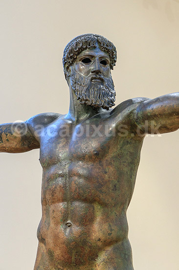 Zeus eller Poseidon. Bronce skulptur af Zeus eller Poseidon udstillet Ark�ologisk Museum i Athen; ; Nationalark�ologisk Museum / Athen; Gr�kenland; ; Sev�rdigheder; Hellas, ark�ologi, historie, museum, udstillinger, Artemision Bronze